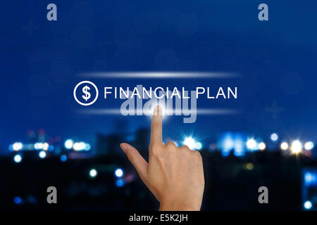 Mano facendo clic su piano finanziario pulsante su una interfaccia touch-screen Foto Stock