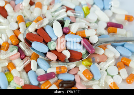 Tabletten medikamente Loeffel pillen medikament pille tablette apotheke gesundheit medizin medizinisch pharma pharmazie pharmaze Foto Stock