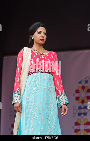 Londra, Regno Unito. Il 2 agosto 2014, Asian fashion show durante il Festival di Eid in Trafalgar Square. Credito: Keith Larby/Alamy Live News Foto Stock