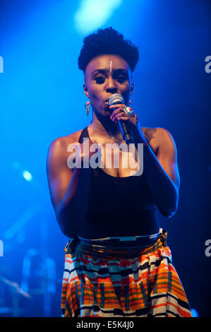 Wareham Dorset, Regno Unito. 02Aug, 2014. Laura Mvula sul palco a Camp Bestival Lulworth Castle & Park, East Lulworth, Wareham Dorset, 2 agosto 2014 Credit: Brian jordan/Alamy Live News Foto Stock