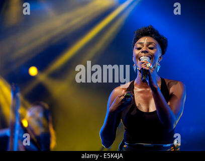 Wareham Dorset, Regno Unito. 02Aug, 2014. Laura Mvula sul palco a Camp Bestival Lulworth Castle & Park, East Lulworth, Wareham Dorset, 2 agosto 2014 Credit: Brian jordan/Alamy Live News Foto Stock