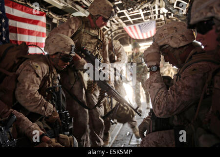 Marines americani con il Primo Battaglione, 7° Reggimento Marine carico su una CH-53E Super Stallion elicottero dopo tre giorni di missione Luglio 6, 2014 in Gereshk, provincia di Helmand, Afghanistan. Foto Stock