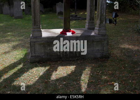 Putney Londra,UK. 3 agosto. Una guerra mondiale un memoriale in un cimitero per commemorare i soldati caduti nella grande guerra. Lunedì 4 agosto segna il 100 anniversario della dichiarazione di guerra da parte della Gran Bretagna in Germania nel 1914 Credit: amer ghazzal/Alamy Live News Foto Stock