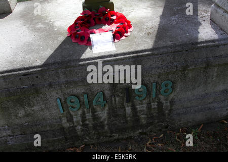 Putney Londra,UK. 3 agosto. Una guerra mondiale un memoriale in un cimitero per commemorare i soldati caduti nella grande guerra. Lunedì 4 agosto segna il 100 anniversario della dichiarazione di guerra da parte della Gran Bretagna in Germania nel 1914 Credit: amer ghazzal/Alamy Live News Foto Stock