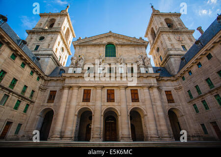 Vista della facciata della chiesa nel sito reale di San Lorenzo de El Escorial vicino a Madrid Spagna Spain Foto Stock