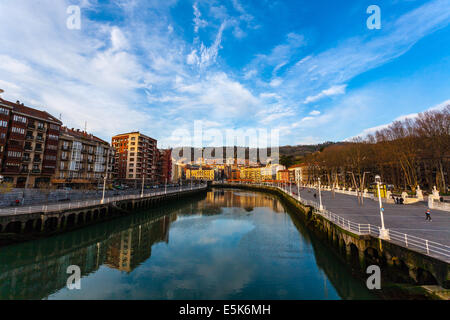 Paesaggio del fiume Nervion nel centro di Bilbao Foto Stock