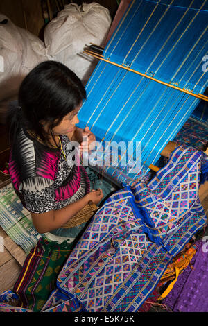 Il Bhutan orientale, Lhuentse, Khoma village, artigianato, donna tessitura a mano seta panno Kishuthara Foto Stock