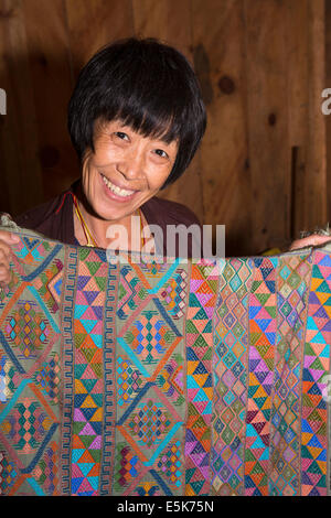 Il Bhutan orientale, Lhuentse, Khoma village, artigianato, donna la visualizzazione di tessuti a mano seta panno Kishuthara Foto Stock