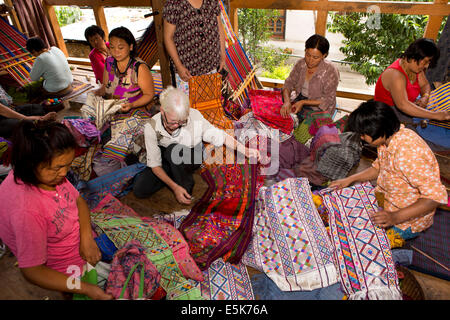 Il Bhutan orientale, Lhuentse, Khoma villaggio turistico occidentale la visualizzazione di tessuti a mano seta panno Kishuthara Foto Stock