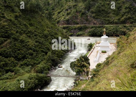 Il Bhutan orientale, Lhuentse, Khoma village, chortens accanto Kuri Fiume Chhu Foto Stock