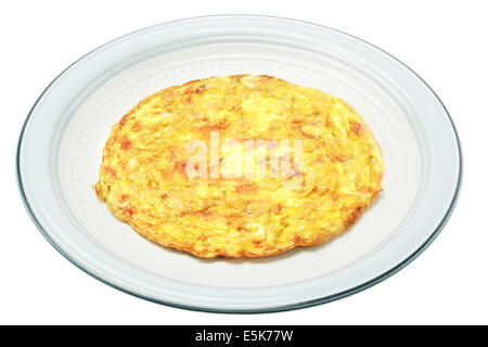 Frittata di uova nella piastra in ceramica su sfondo bianco Foto Stock