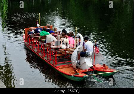 BOSTON, MASSACHUSETTS: per coloro che godono di un giro su uno dei famosi Swan barche in Boston Public Garden Foto Stock