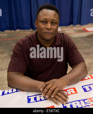 Cleveland, Ohio, USA. 02Aug, 2014. NFL Hall of Famer BARRY SANDERS segni autografi durante la trentacinquesima sport nazionale collezionisti convenzione presso il Centro X. I cinque giorni di spettacolo, il più grande del suo genere nel paese, a cui sono attesi più di 40.000 partecipanti. Tra le offerte sono in persona autografo ingaggi da più di 100 celebrità dello sport, nonché le schede di Sport, giocattoli, gioco-utilizzate maglie e una cornucopia di altri cimeli da collezione. © Brian Cahn/ZUMA filo/Alamy Live News Foto Stock