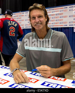 Cleveland, Ohio, USA. 02Aug, 2014. Futuro MLB Hall of Famer Randy Johnson firma autografi durante la trentacinquesima sport nazionale collezionisti convenzione presso il Centro X. I cinque giorni di spettacolo, il più grande del suo genere nel paese, a cui sono attesi più di 40.000 partecipanti. Tra le offerte sono in persona autografo ingaggi da più di 100 celebrità dello sport, nonché le schede di Sport, giocattoli, gioco-utilizzate maglie e una cornucopia di altri cimeli da collezione. © Brian Cahn/ZUMA filo/Alamy Live News Foto Stock