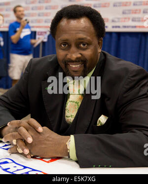 Cleveland, Ohio, USA. 02Aug, 2014. Il pugilato grande TOMMY HEARNS segni autografi durante la trentacinquesima sport nazionale collezionisti convenzione presso il Centro X. I cinque giorni di spettacolo, il più grande del suo genere nel paese, a cui sono attesi più di 40.000 partecipanti. Tra le offerte sono in persona autografo ingaggi da più di 100 celebrità dello sport, nonché le schede di Sport, giocattoli, gioco-utilizzate maglie e una cornucopia di altri cimeli da collezione. © Brian Cahn/ZUMA filo/Alamy Live News Foto Stock