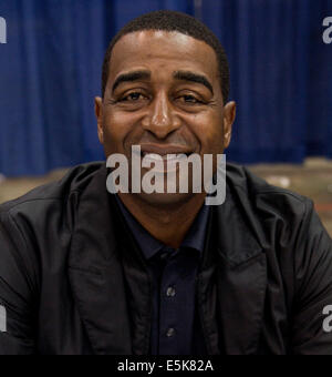 Cleveland, Ohio, USA. 02Aug, 2014. NFL Hall of Famer CRIS CARTER pone durante la trentacinquesima sport nazionale collezionisti convenzione presso il Centro X. I cinque giorni di spettacolo, il più grande del suo genere nel paese, a cui sono attesi più di 40.000 partecipanti. Tra le offerte sono in persona autografo ingaggi da più di 100 celebrità dello sport, nonché le schede di Sport, giocattoli, gioco-utilizzate maglie e una cornucopia di altri cimeli da collezione. © Brian Cahn/ZUMA filo/Alamy Live News Foto Stock