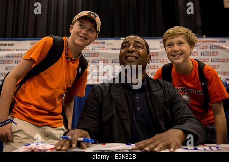 Cleveland, Ohio, USA. 02Aug, 2014. NFL Hall of Famer CRIS CARTER pone con i giovani tifosi durante il trentacinquesimo sport nazionale collezionisti convenzione presso il Centro X. I cinque giorni di spettacolo, il più grande del suo genere nel paese, a cui sono attesi più di 40.000 partecipanti. Tra le offerte sono in persona autografo ingaggi da più di 100 celebrità dello sport, nonché le schede di Sport, giocattoli, gioco-utilizzate maglie e una cornucopia di altri cimeli da collezione. © Brian Cahn/ZUMA filo/Alamy Live News Foto Stock