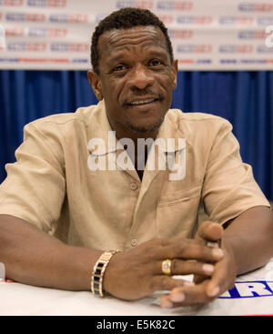 Cleveland, Ohio, USA. 02Aug, 2014. MLB Hall of Famer RICKEY HENDERSON firma autografi durante la trentacinquesima sport nazionale collezionisti convenzione presso il Centro X. I cinque giorni di spettacolo, il più grande del suo genere nel paese, a cui sono attesi più di 40.000 partecipanti. Tra le offerte sono in persona autografo ingaggi da più di 100 celebrità dello sport, nonché le schede di Sport, giocattoli, gioco-utilizzate maglie e una cornucopia di altri cimeli da collezione. © Brian Cahn/ZUMA filo/Alamy Live News Foto Stock