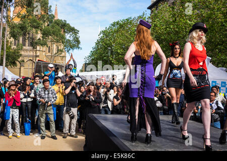 Melbourne Australia,Swanston Street,City Square,festival,Lord Mayor's Student Welcome,sfilata di moda,pista,donna donne,model,posing,pos impressionante Foto Stock