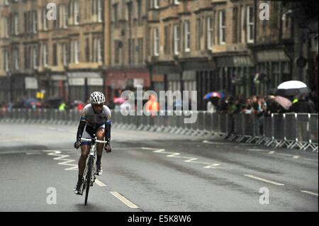 Gara di concorrenti in condizioni dure compresi heavy rain nella loro battaglia per una medaglia nel giorno finale sui giochi del Commonwealth a Glasgow Foto Stock