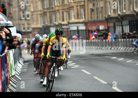 Gara di concorrenti in condizioni dure compresi heavy rain nella loro battaglia per una medaglia nel giorno finale sui giochi del Commonwealth a Glasgow Foto Stock