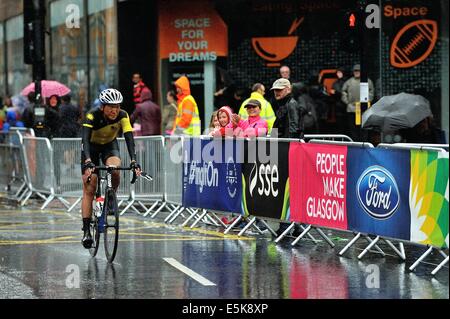 Gara di concorrenti in condizioni dure compresi heavy rain nella loro battaglia per una medaglia nel giorno finale sui giochi del Commonwealth a Glasgow Foto Stock