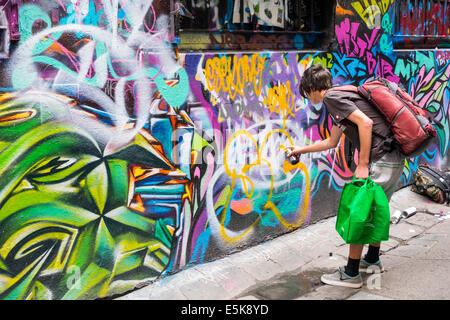 Melbourne Australia,Hosier Lane,arte urbana di strada,murales,graffiti,teen teen teen ager ragazzi,maschio bambini bambini bambini ragazzi giovani Foto Stock