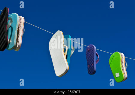 Flipflops su una linea Ferragudo villaggio di pescatori Algarve Portogallo Foto Stock