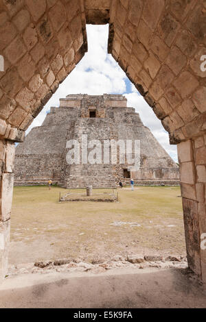 Vista posteriore del mago la piramide attraverso un arco. Ripide scale portano fino al tempio di cerimoniale camere ad alta nella piramide Foto Stock