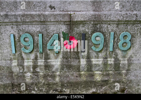 Putney Londra,UK. 3 agosto. Una lapide in un cimitero commemorativo dei soldati caduti nella grande guerra. Lunedì 4 agosto segna il 100 anniversario della dichiarazione di guerra da parte della Gran Bretagna in Germania nel 1914 Credit: amer ghazzal/Alamy Live News Foto Stock