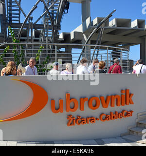 I turisti in attesa di entrare la funivia che offre un elevato livello di vedute sopra la città murata di Dubrovnik Dalmazia Croazia Foto Stock