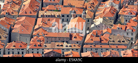 Guardando verso il basso sui tetti entro le mura della città di Dubrovnik dalla collina SRD Foto Stock