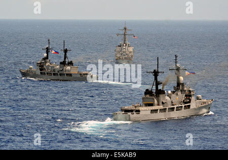 Philippine navy fregate BRP Gregaorio del Pilar, a sinistra e a BRP Ramon Alcaraz in corso con la Arleigh Burke-class destroyer USS John S. McCain durante la cooperazione a galla la prontezza e la formazione Giugno 28, 2014 nel Mare della Cina del Sud. Foto Stock