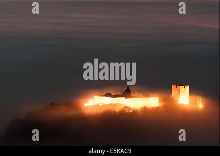 Il castello di Medvedgrad splende sopra la città di Zagabria, in caso di nebbia. Foto Stock