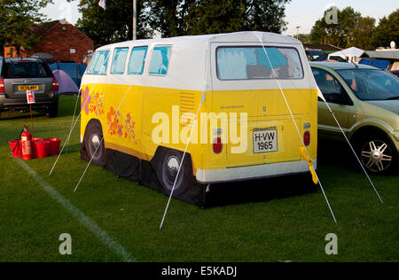 VW camper van tenda a Warwick Folk Festival campeggio Foto Stock