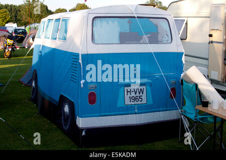 VW camper van tenda a Warwick Folk Festival campeggio Foto Stock