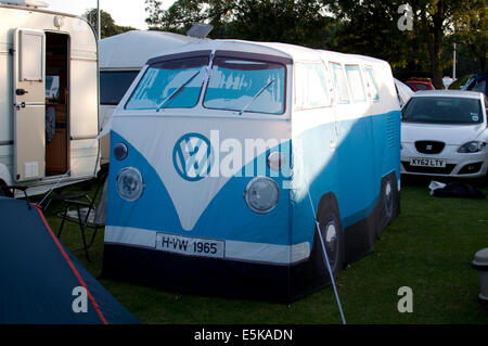 VW camper van tenda a Warwick Folk Festival campeggio Foto Stock