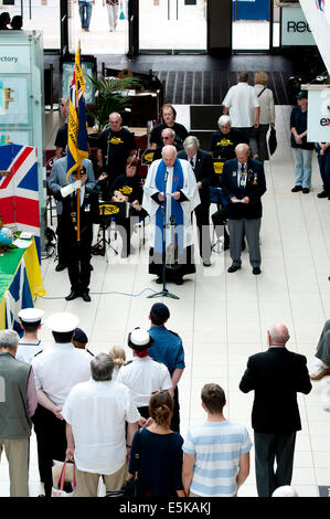 Leamington Spa Warwickshire, Regno Unito. 03 Ago, 2014. Un servizio è tenuto nella Royal Priors Shopping Centre in Leamington Spa in memoria del centenario dello scoppio della Prima Guerra Mondiale.Il servizio è stata seguita dalla locale banda ukulele Spa Strummers eseguendo un medley di brani evocativi della Prima Guerra Mondiale. Credito: Colin Underhill/Alamy Live News Foto Stock