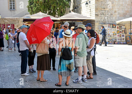 Dubrovnik old town tour a piedi con guida di piccolo gruppo di turisti in piedi in ombra in una calda giornata estiva Croazia Dalmazia Adriatico Europa Foto Stock