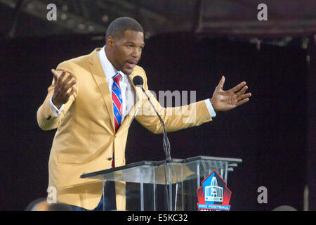 Il Cantone, Ohio, Stati Uniti d'America. 2 agosto, 2014. MICHAEL STRAHAN risolve la folla a la sua consacrazione nella Pro Football Hall of Fame presso la Pro Football Hall of Fame Campo a Fawcett Stadium di Canton, Ohio. Credito: Frank Jansky/ZUMA filo/Alamy Live News Foto Stock