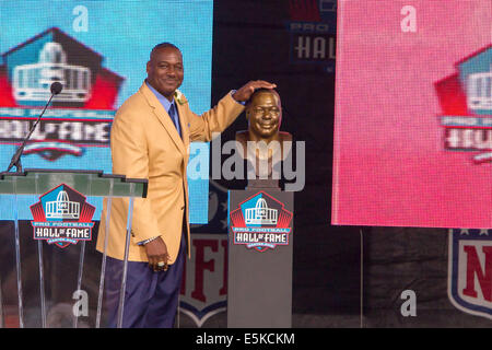 Il Cantone, Ohio, Stati Uniti d'America. 2 agosto, 2014. DERRICK BROOKS con il suo busto presso la sua consacrazione nella Pro Football Hall of Fame presso la Pro Football Hall of Fame Campo a Fawcett Stadium di Canton, Ohio. Credito: Frank Jansky/ZUMA filo/Alamy Live News Foto Stock