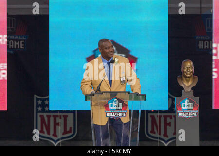 Il Cantone, Ohio, Stati Uniti d'America. 2 agosto, 2014. DERRICK BROOKS risolve la folla a la sua consacrazione nella Pro Football Hall of Fame presso la Pro Football Hall of Fame Campo a Fawcett Stadium di Canton, Ohio. Credito: Frank Jansky/ZUMA filo/Alamy Live News Foto Stock