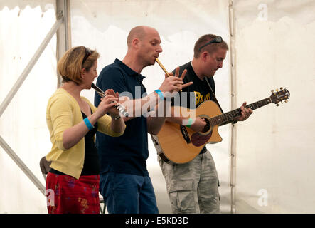 Piccolo gruppo folk giocando a Warwick Folk Festival Foto Stock