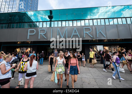 Occupato nuovo Primark shop in Alexanderplatz nel quartiere Mitte di Berlino Germania Foto Stock