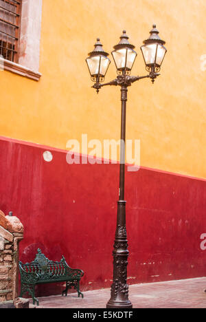 Lampione e panca scena di strada nella storica città di Guanajuato, Messico Foto Stock