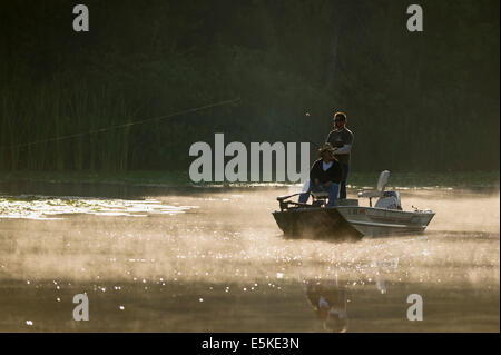 La mattina presto Bass pesca su Haines Creek fiume in Leesburg, Florida. Foto Stock