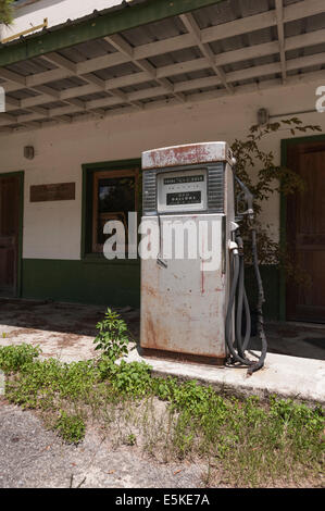Reliquia vecchia stazione di gas è un edificio situato nella lontra Creek, Florida Foto Stock