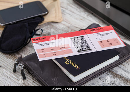 Biglietto aereo, un passaporto in corso di validità e di elettronica, prepararsi al viaggio Foto Stock