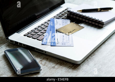 Acquisto di biglietti aerei on line con la carta di credito Foto Stock