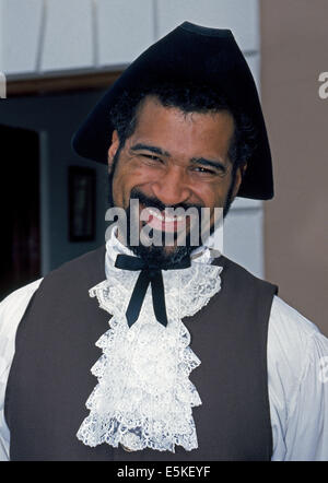 Gentile Marco Antonio Basden agisce come il Town Crier che ospita visitatori presso lo storico St. George Town in Bermuda, un isola britannica territorio. Foto Stock